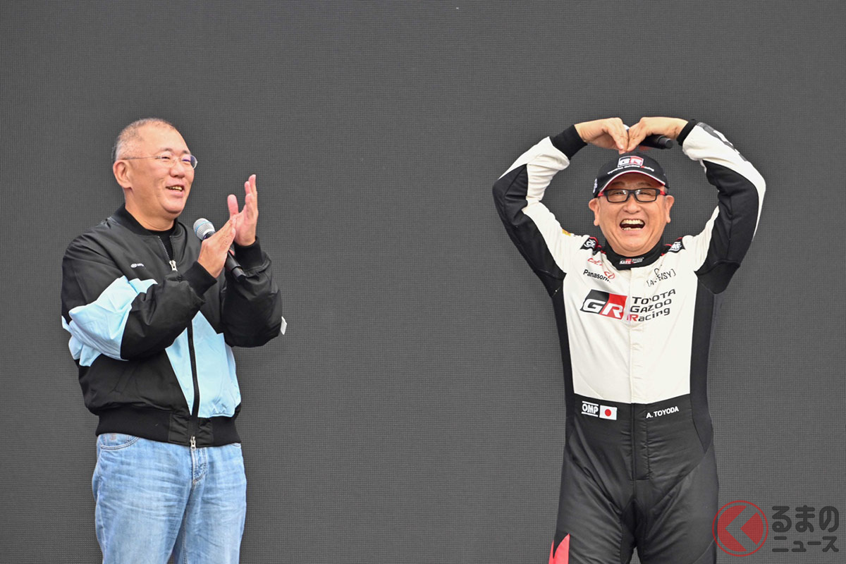 ヒョンデのチョン・ウィソン会長(左)とトヨタの豊田章男会長(右)/写真は「サランヘヨ!」と挨拶した場面