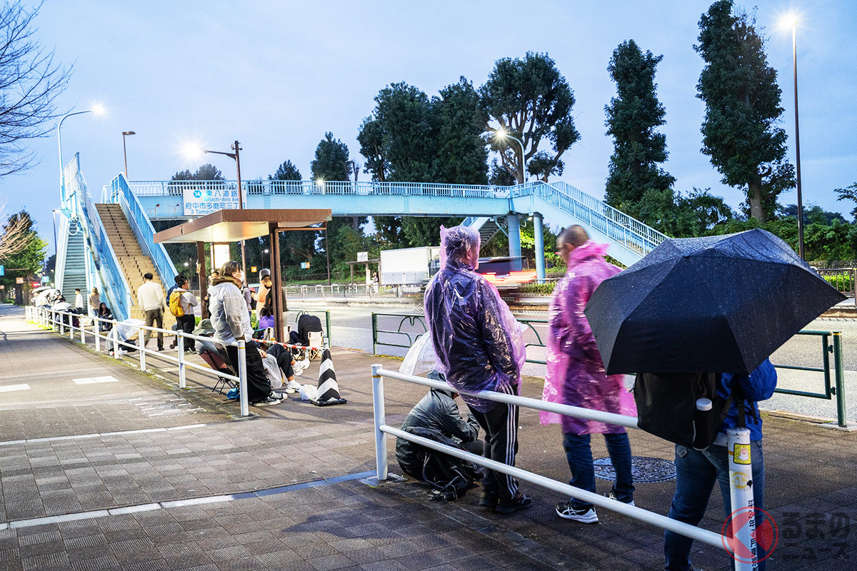 撮影した10月25日は、府中試験場で先着順の最後の日と言うことで多くの人が朝から並んでいた(撮影:加藤久美子)