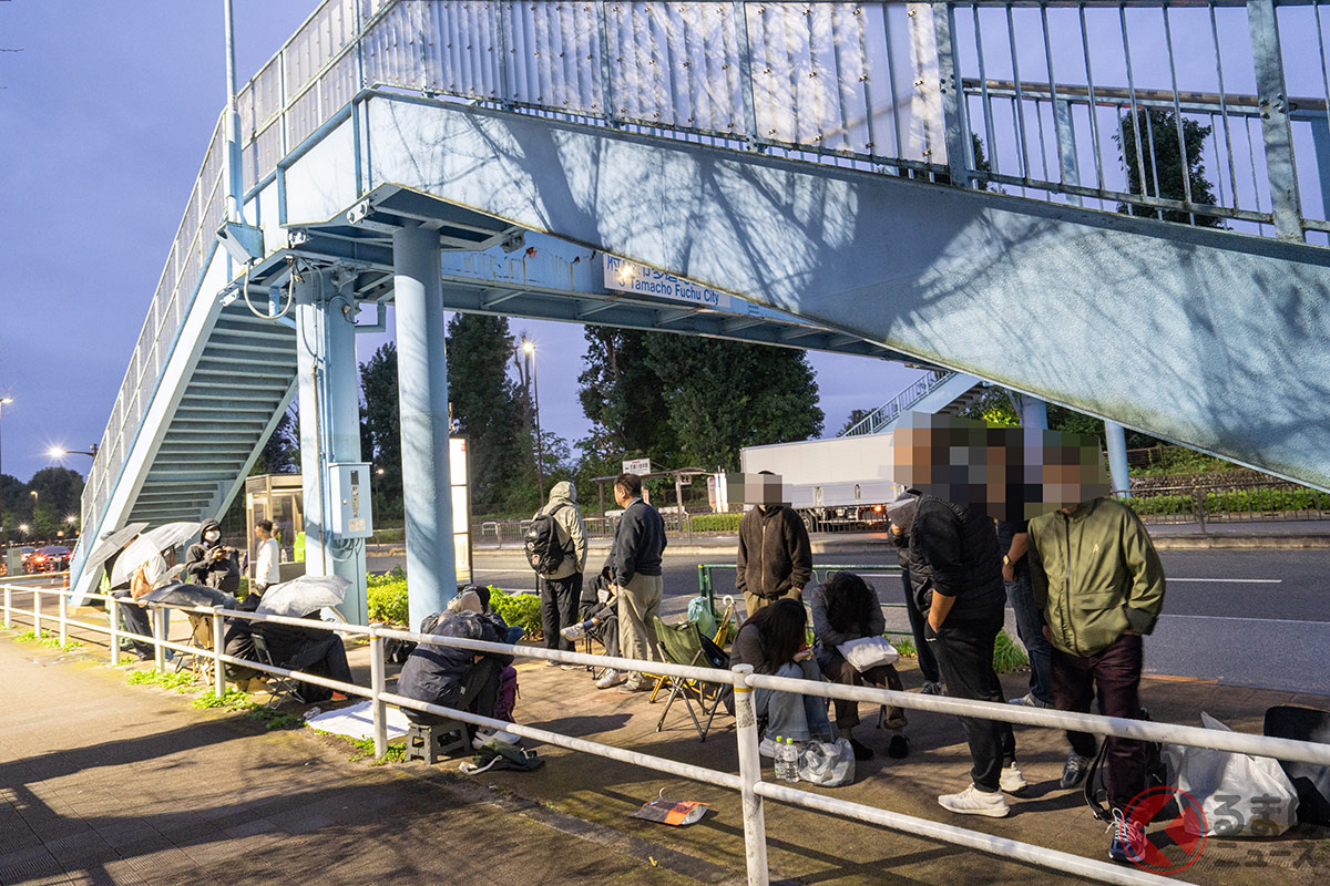 早朝から多くの人が並んでいる府中試験場(撮影:加藤久美子)