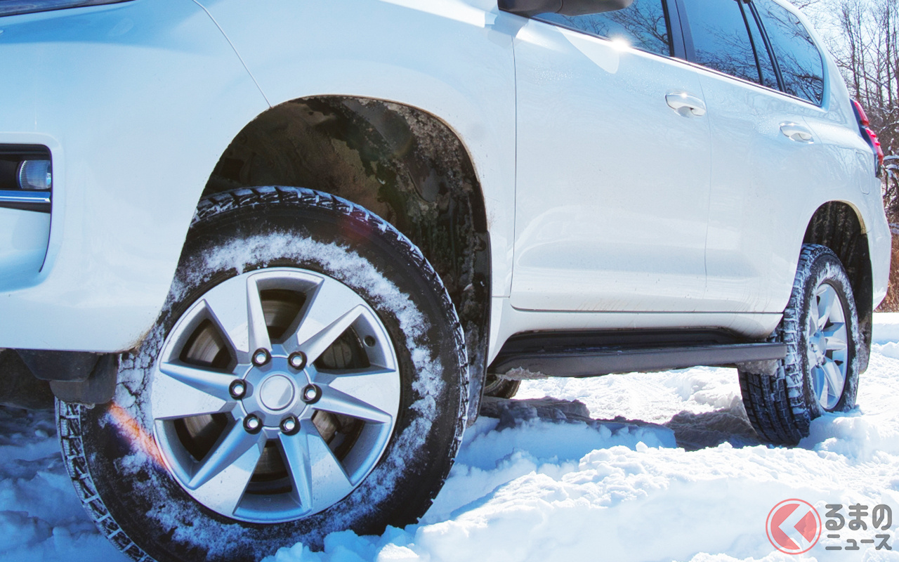 スタッドレスタイヤを装着したクルマ(イメージ)