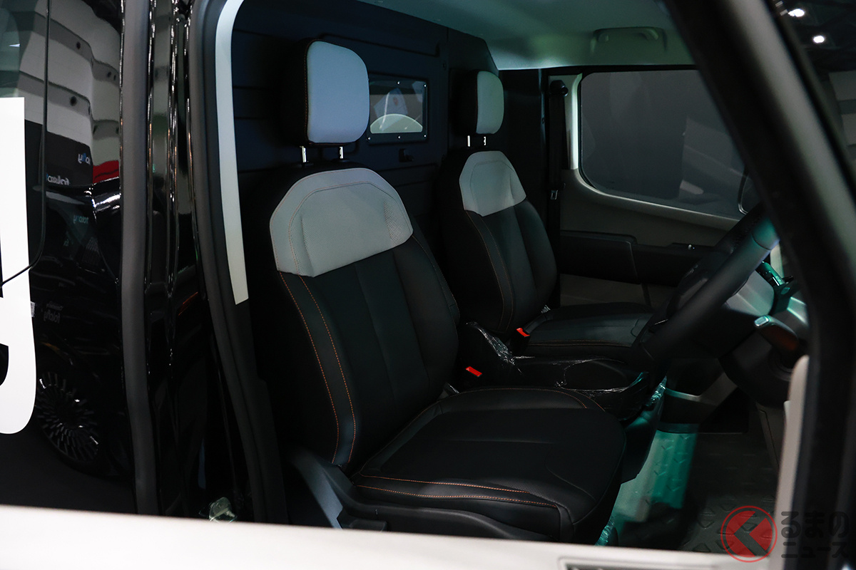 「F11VS」の車内