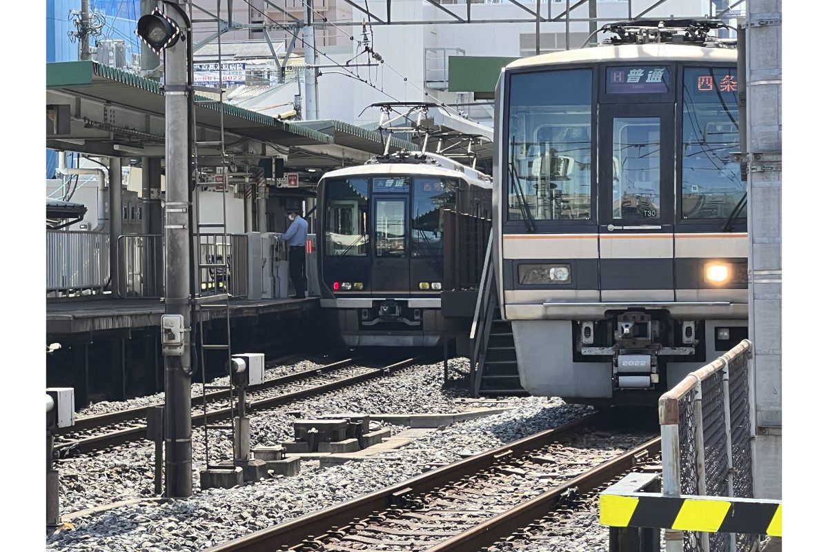 地上駅のままの、JR学研都市線京橋駅。地下化事業もある（画像：写真AC）。