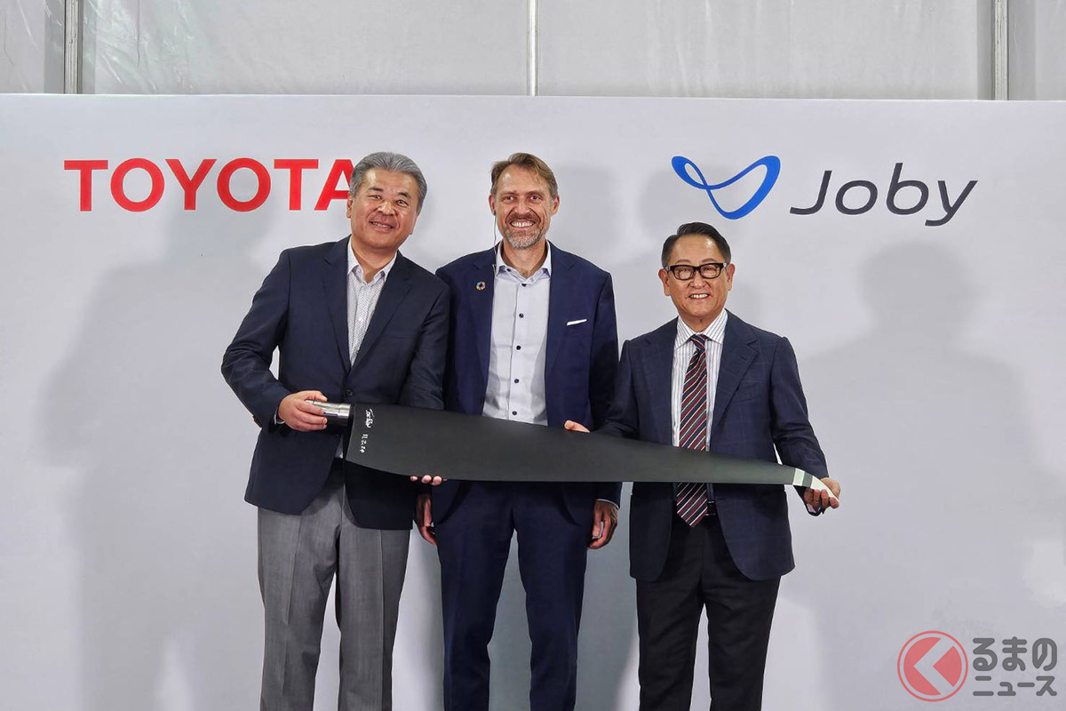 トヨタ自動車 中嶋裕樹 取締役・副社長(左)、Joby ジョーベン・ビバート 創業者兼CEO(中)、トヨタ自動車 豊田章男 代表取締役会長(右)