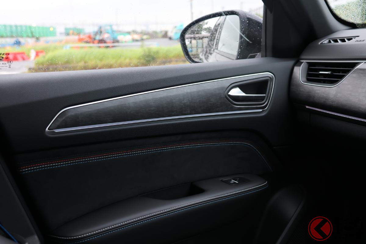 ドアトリムのトリコロールステッチがオシャレ!