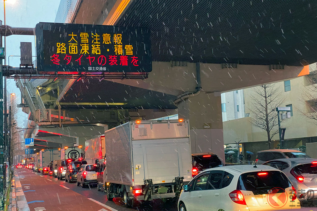 積雪量はさほどではなくても、非降雪地域では大渋滞を伴う交通障害となることも［画像は2024年2月に発生した降雪時の国道246号（東京都世田谷区）の様子］