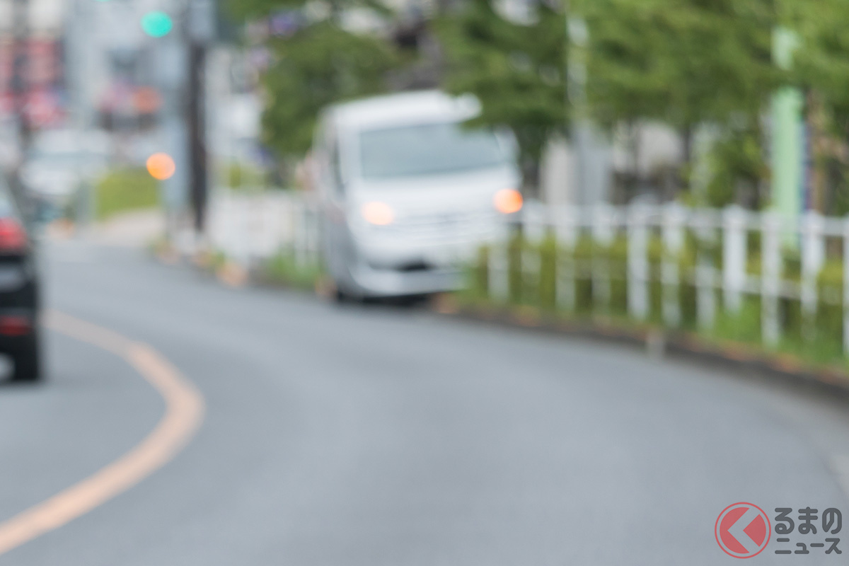 後方から来るクルマに配慮している気はするが…そもそも違反?(クレジット:Anesthesia / PIXTA(ピクスタ))