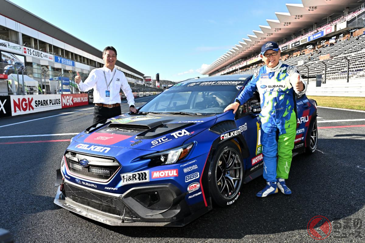 スバルの大崎篤社長(左)とモリゾウ選出(右)