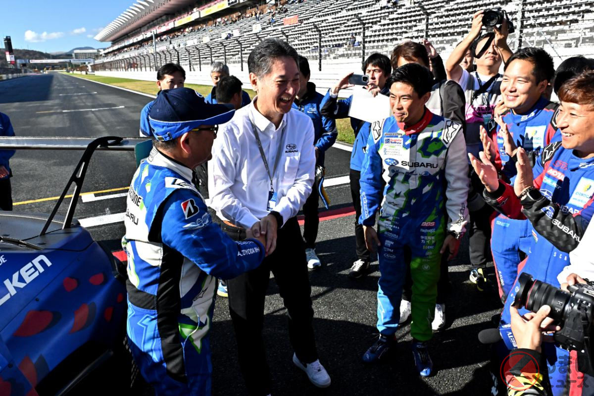 サプライズとしてニュル車から降りてきたのはモリゾウ選出（トヨタ会長）