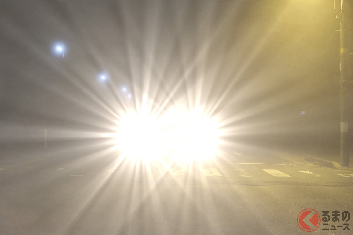 「えっ…最近のクルマ、ヘッドライト眩しすぎ…!?」 後続車を「ハイビームなのか?」と疑うシーンも!(画像はイメージ、bee/PIXTA)