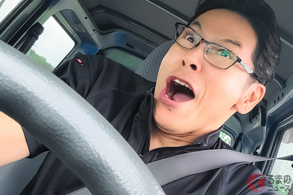 慌ててクルマの急ブレーキを踏む中年男性(イメージ)