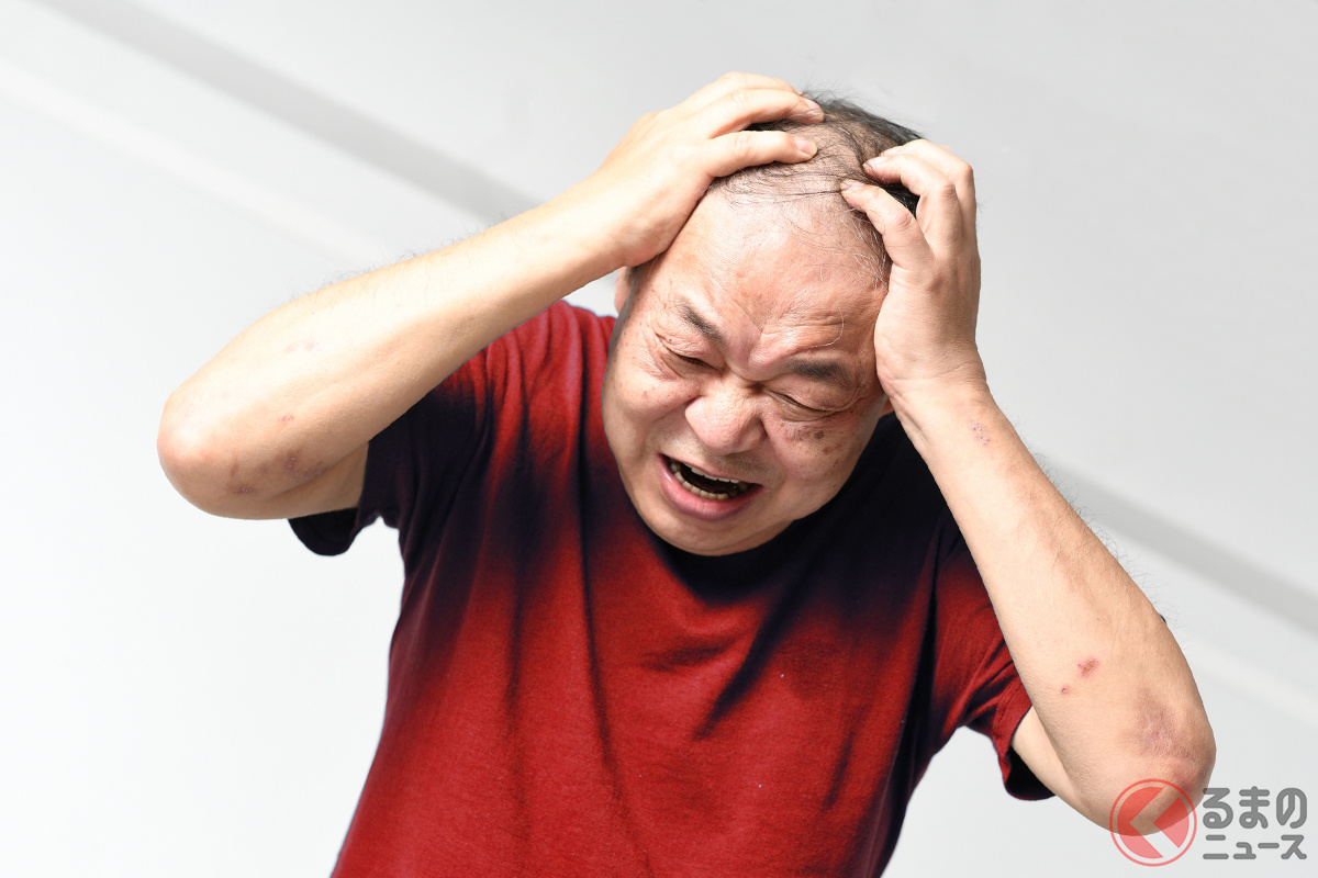 問題に直面し頭を抱える高齢者(イメージ)