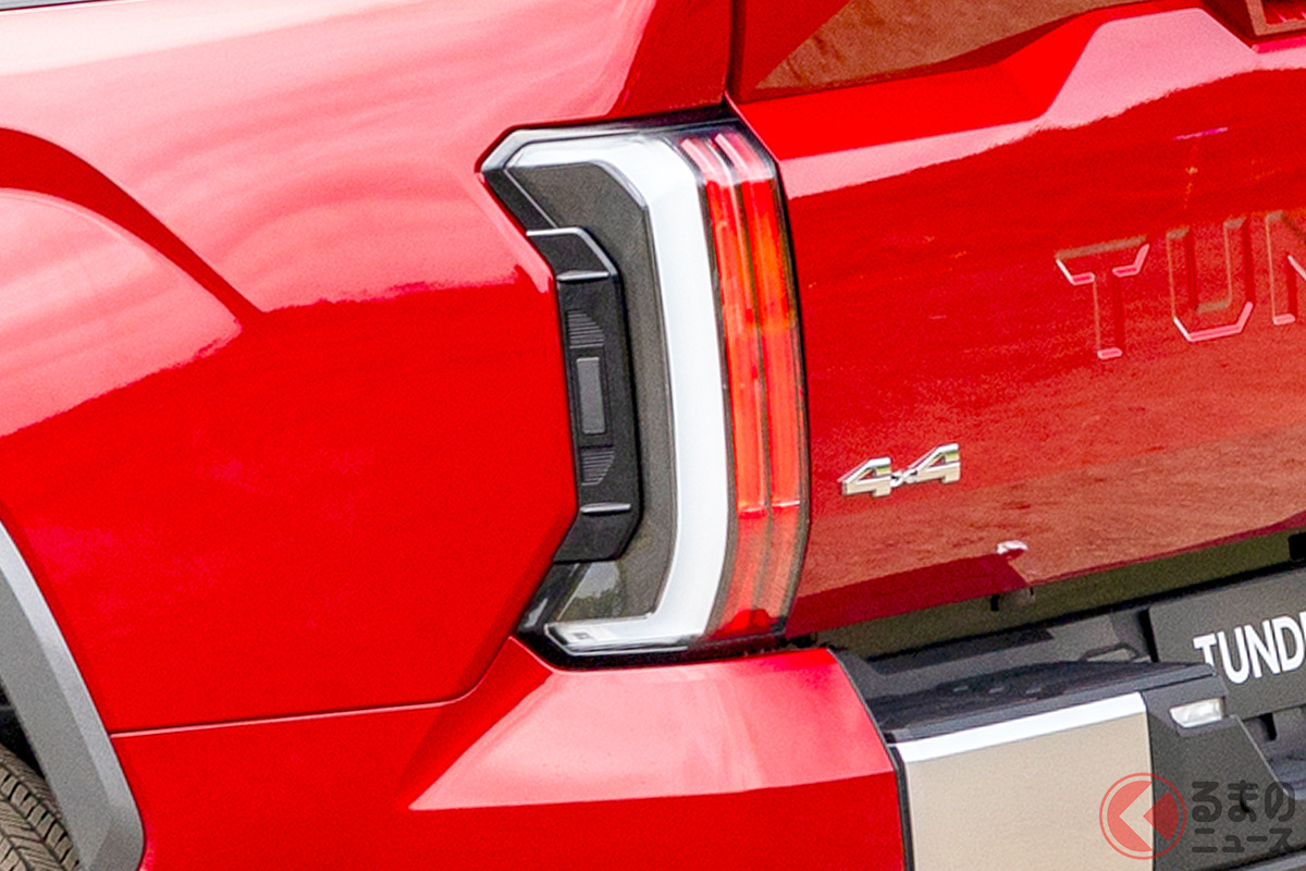 トヨタ新型「タンドラ」リミテッド(北米仕様)垂直デザインが特徴的なリアLEDランプ