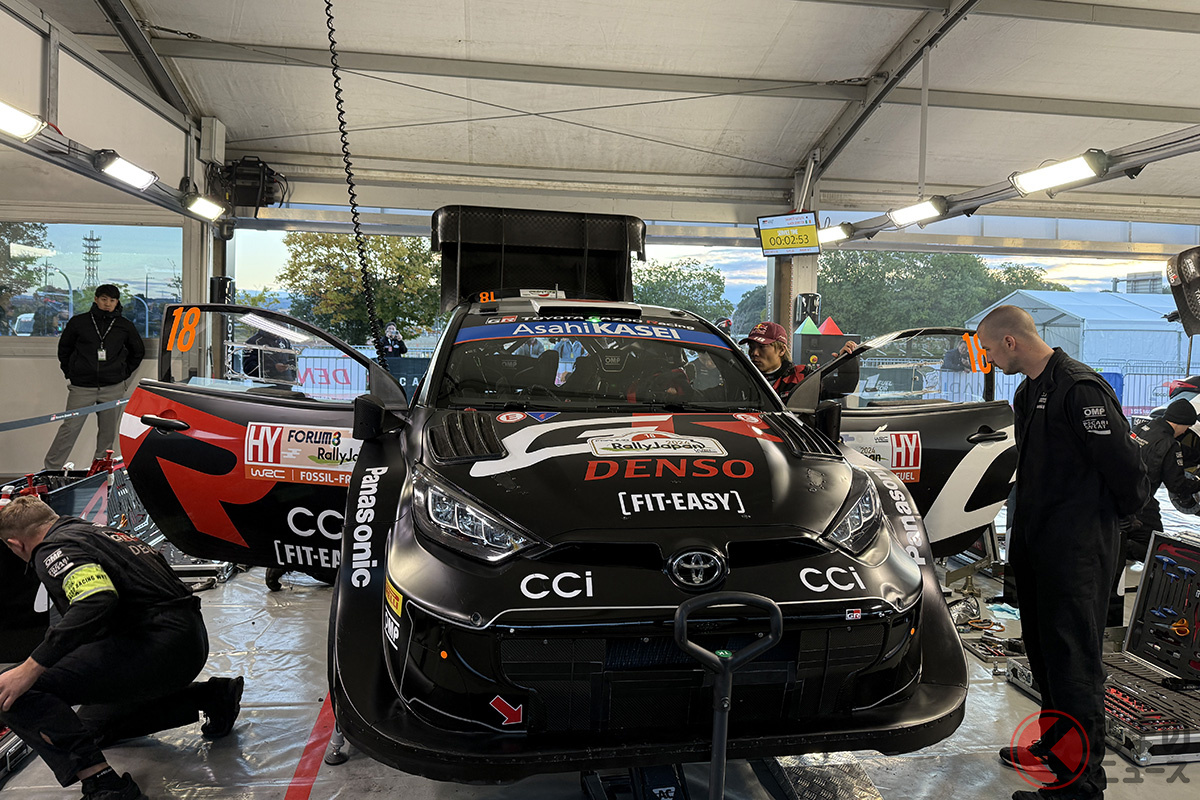 ラリーの朝は速く6時半にはすでにサービスパークで作業をしていた(筆者撮影)