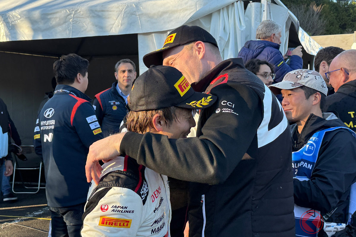 暫定表彰式で勝田貴元選手と抱き合うチーム代表のヤリ=マティ・ラトバラ氏(撮影:筆者)