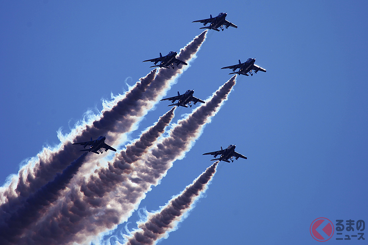 豊田スタジアム上空で魅せたブルーインパルス(画像:くるまのニュース編集部撮影)