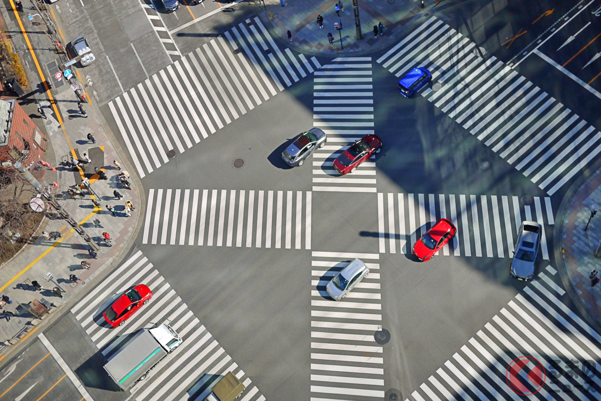 このようなスクランブル交差点では特に注意が必要です(イメージ)