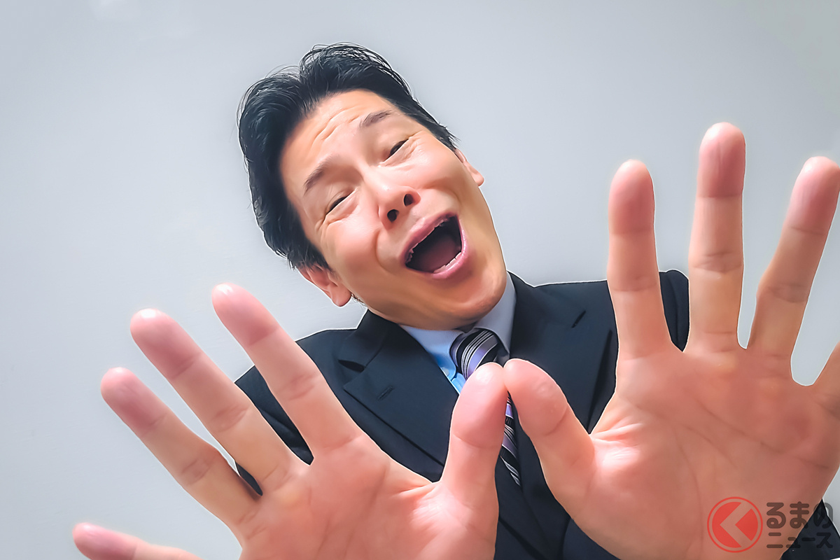 待ったポーズをする男性(イメージ)