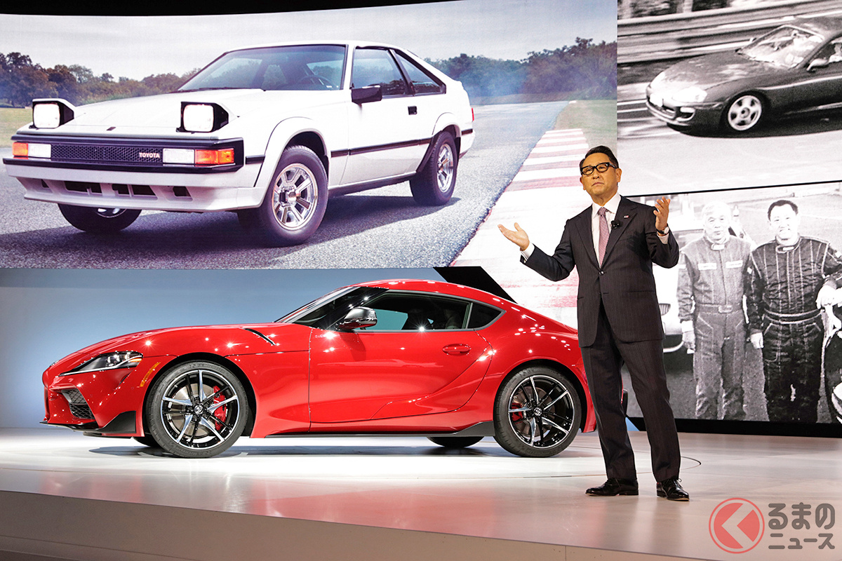 「2019北米国際自動車ショー(デトロイトショー)」で世界初公開されたときの5代目「GRスープラ」(A90型)初期モデルと、プレゼンテーションをおこなう豊田 章男社長(当時)