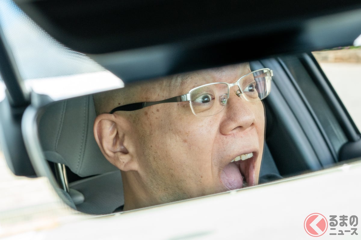 ルームミラーに映る驚く男性(イメージ)