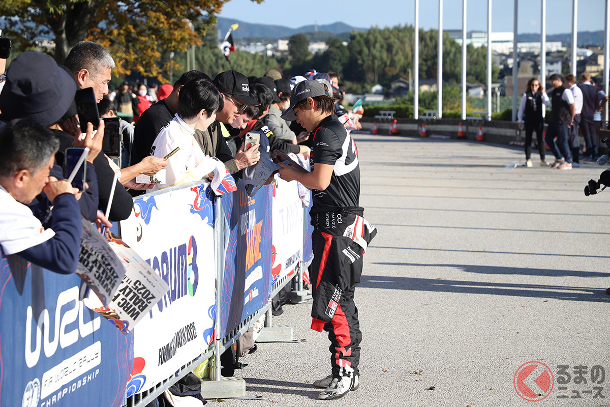 ファンサービスを行うTGR-WRTの勝田貴元選手