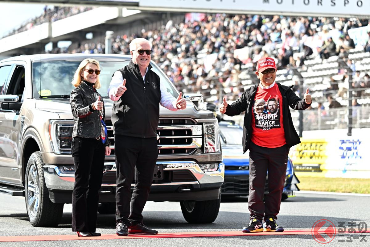 ホームストレートに停められたF-150の前で、豊田会長とグラス駐日米大使がマイクを握りました（撮影：雪岡 直樹）