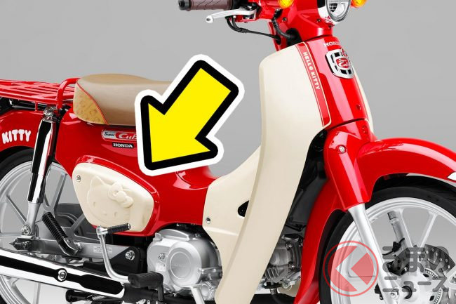 ホンダ新型「スーパーカブ×ハローキティ」初公開！ サイドカバーの