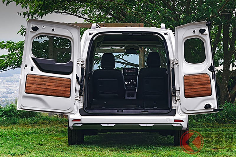 木目調のデコパネルを貼ったルノー「新型カングー」