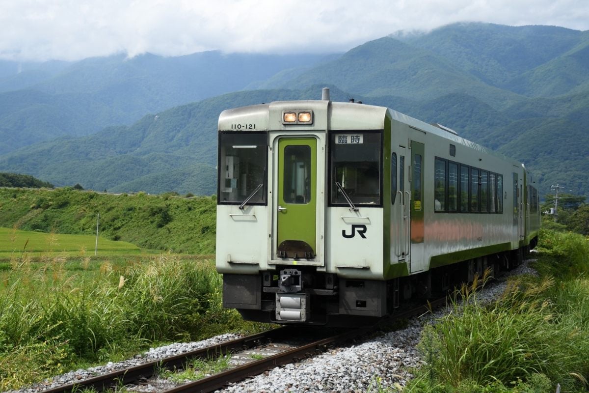 中部横断道と並行するJR小海線（画像：写真AC）。