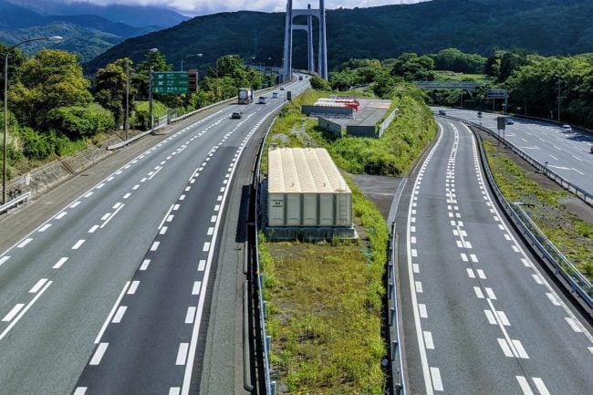 すごい火災事故…」 東名高速が一時「通行止め！」 乗用車が「炎上」し現場対応中… 上り線が封鎖で新東名へ迂回必須 | くるまのニュース