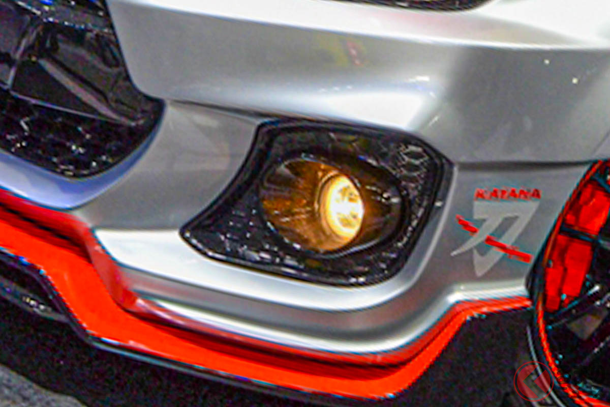 フロントバンパーに刻まれる”刀”のエンブレム!