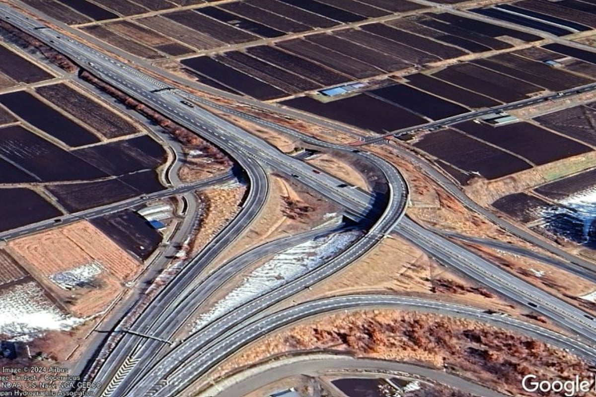 上信越道から分岐する中部横断道（画像：Google Earth）。