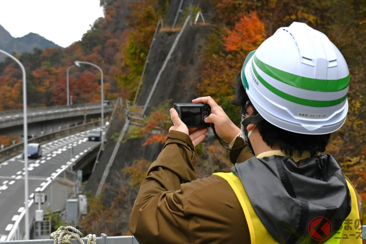 ロックシェッド上部から上信越道が見下ろせる