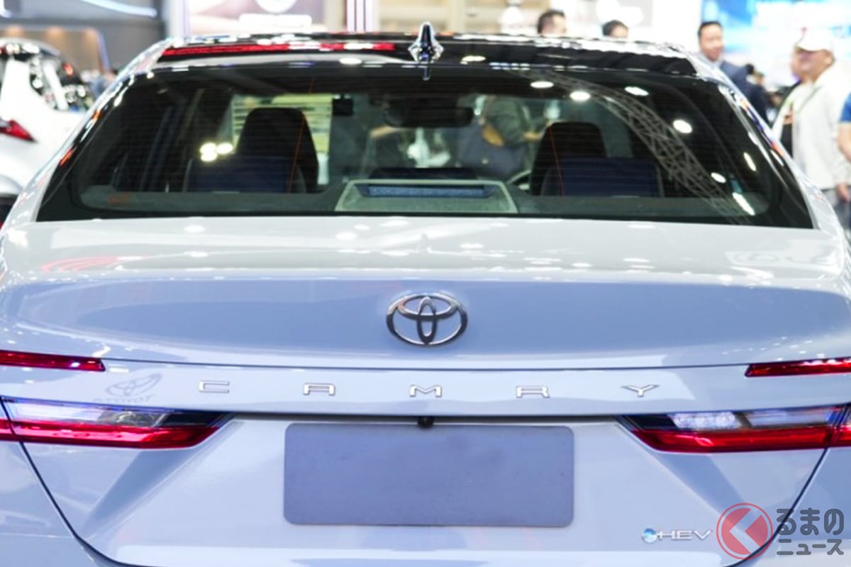 シュモクザメ顔に進化したトヨタ新型「カムリ」実車展示!