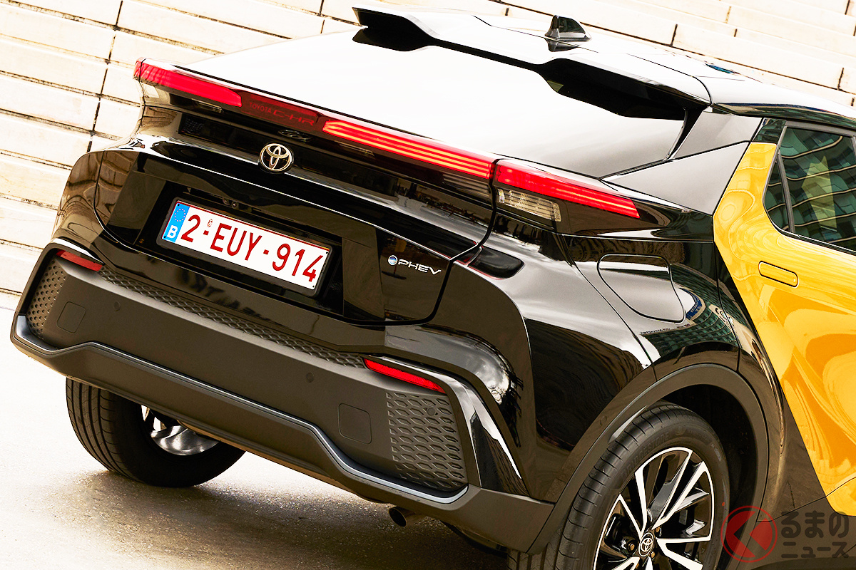 日本でも発売して欲しい! 現行5代目「プリウス」との共通性も感じさせる2代目「C-HR」のリアデザイン