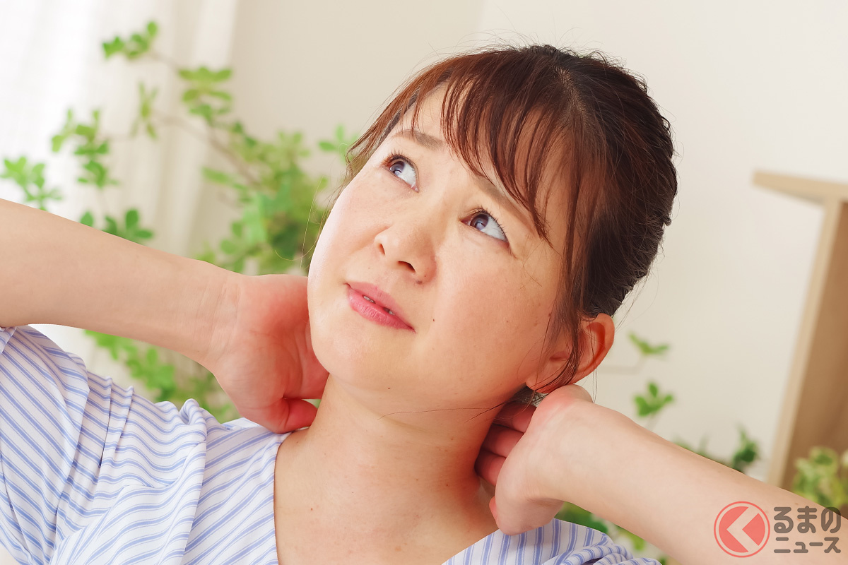 説明されても魅力がわからないといった表情の女性(イメージ)