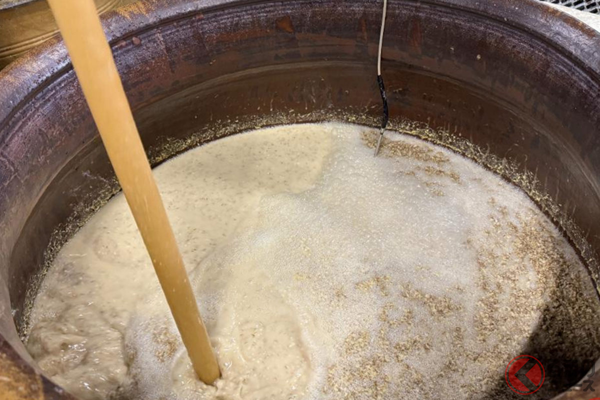 1872年に南薩摩の地位で製綿業としてスタートした「本坊酒造」。今回は偶然にも麦の蒸し→混ぜ合わせ(一次仕込み)を見学できた