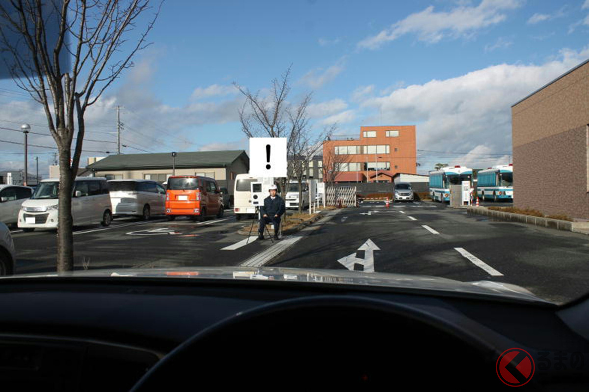 道路脇にあるのは「オービス?」 でも違う? これが青森県警に配置された初のダミーオービス(画像引用:青森県警察本部)