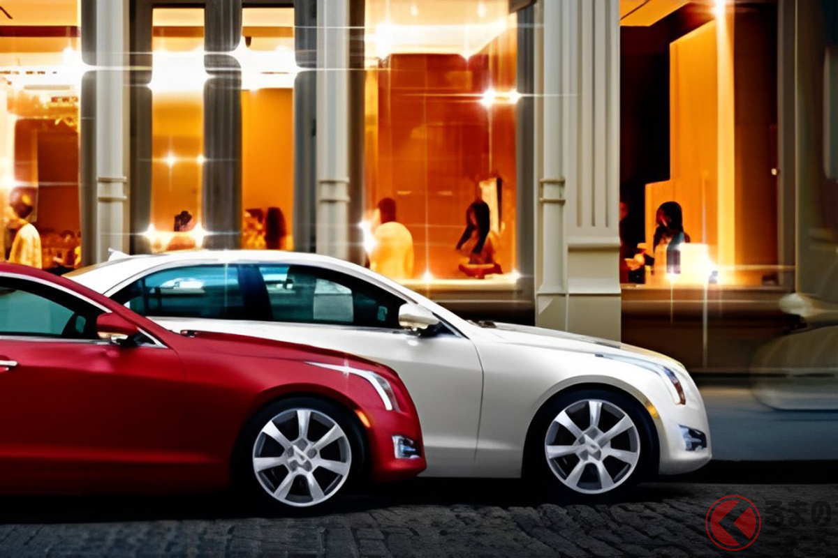 まさかの「クリスマス仕様」な「セダン」あった! ホワイト&レッドの「サンタクロース」仕様! 特別装備で豪華なキャデラック「ATSクリスマススペシャル」とは?