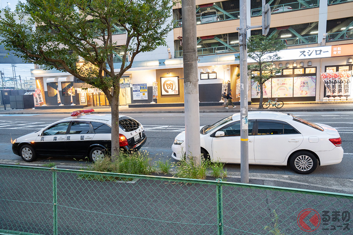 売人たちが勝手にもっていかないようパトカーと覆面が監視中売人たちが勝手にもっていかないようパトカーと覆面が監視中（画像提供：筆者）