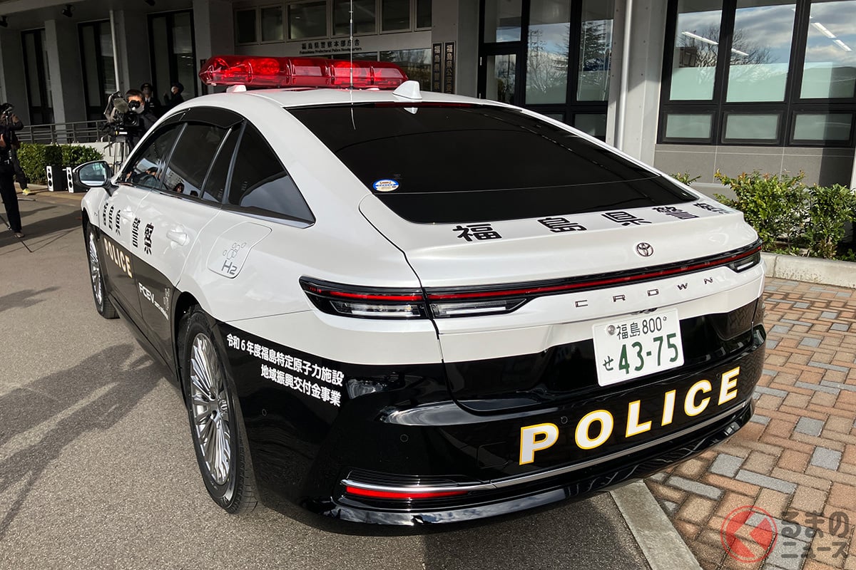 福島県に導入されたトヨタ「クラウンセダン FCEV」をベースとした白黒パトカー