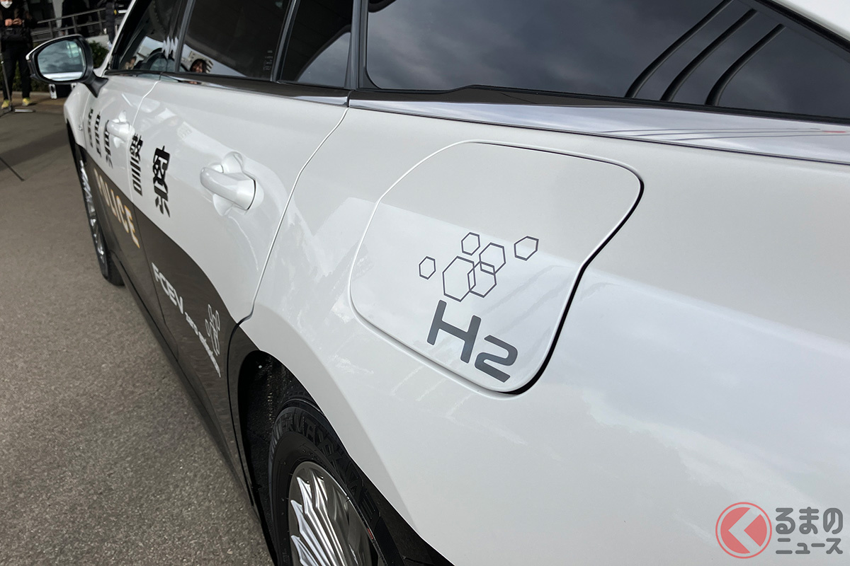 福島県警に導入されたトヨタ「クラウンセダン FCEV」をベースとした白黒パトカー