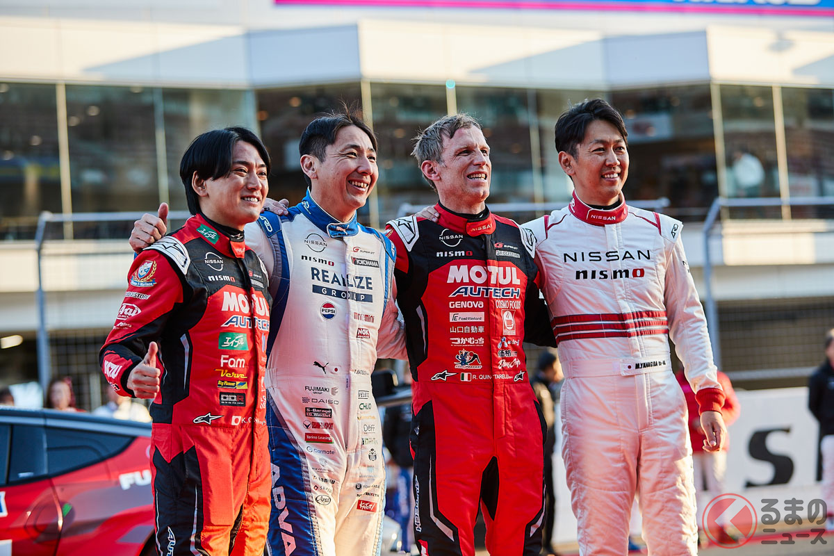 ロニー・クインタレッリ選手(右から2人目)を挟んでほほ笑む日産のレーシングドライバーたち