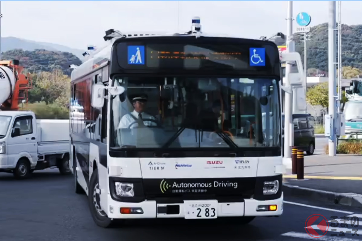 いすゞの投稿コメント「自動運転路線バス(実証実験)の左折シーン。対向車線にバスがいると大変そうに思いますが、スムーズに曲がれました。」とのこと。(画像引用:いすゞ公式SNSより)