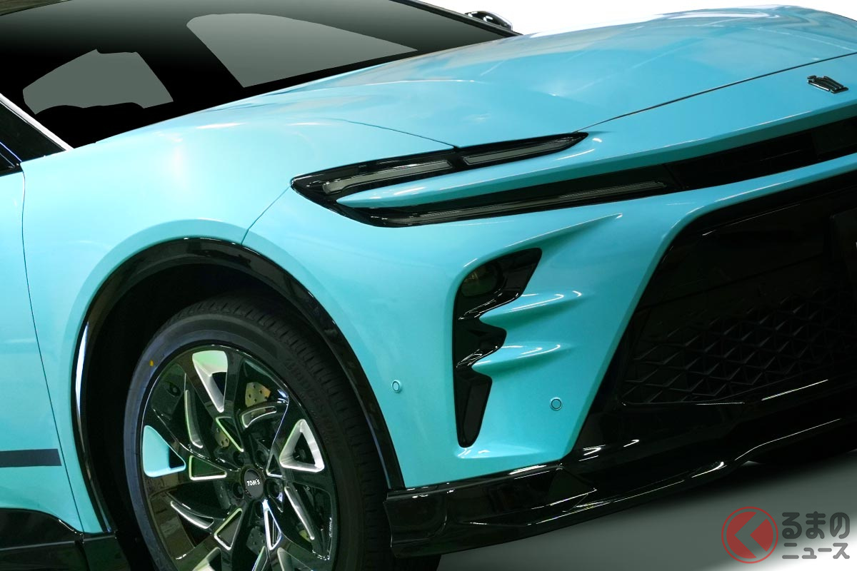 水色のトヨタ「クラウンスポーツ」登場!