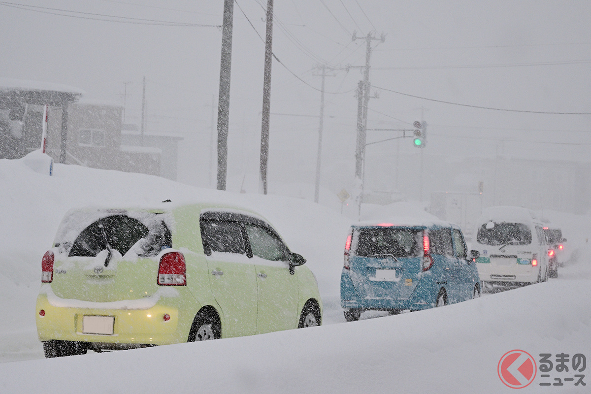 雪で立往生するクルマ