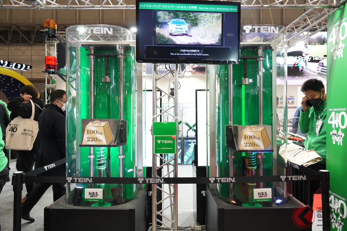 「ハイドロバンプストッパー」(H.B.S.)の効果がわかるデモ機。左がH.B.S.機構搭載で、右がH.B.S.機構非搭載