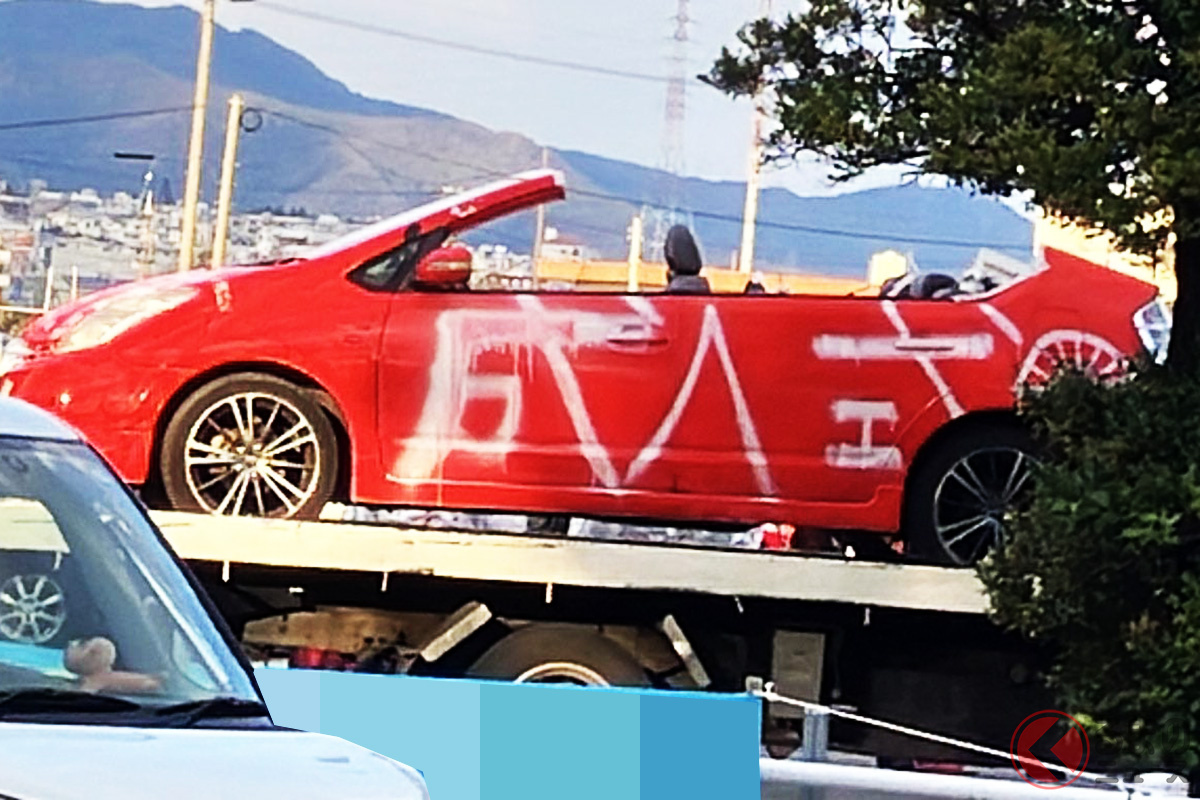 2025年はうるま市で赤い屋根切りプリウスが出現(画像提供:アドベンチャーオキナワ)