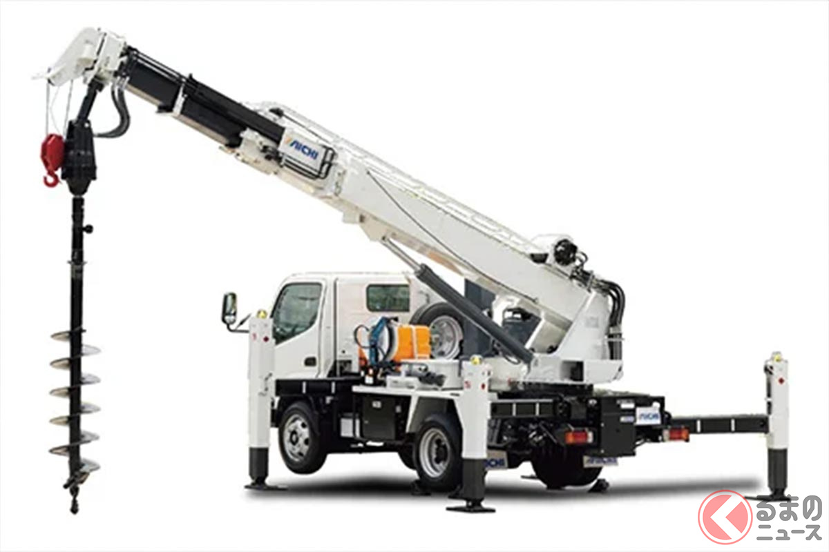 8t限定中型免許では、本格的な建設車両も運転可能。ただし操作には別の資格が必要です。(※画像はアイチコーポレーションの穴掘建柱車「ポールマスター D50B1FS」)