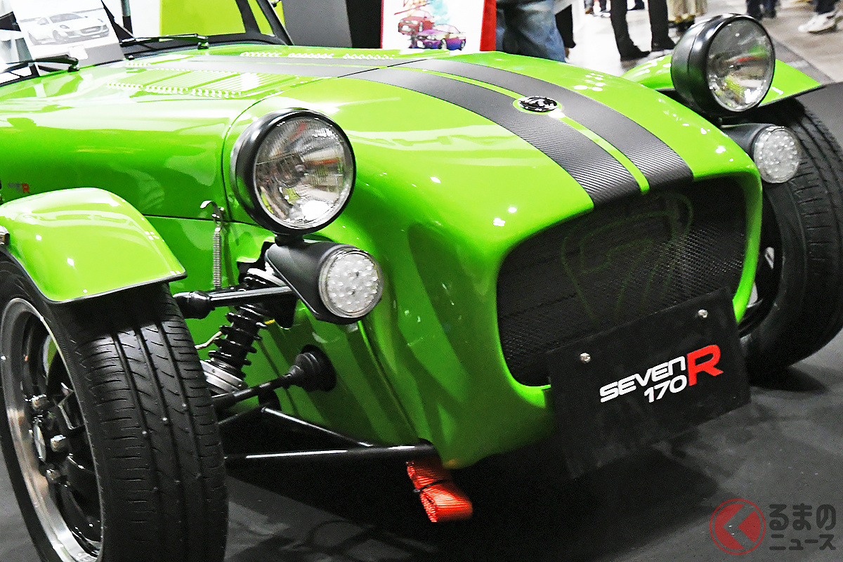 500kg以下の「超軽量”2人乗り”スポーツカー」! 最新ケータハムがTAS2025に登場!