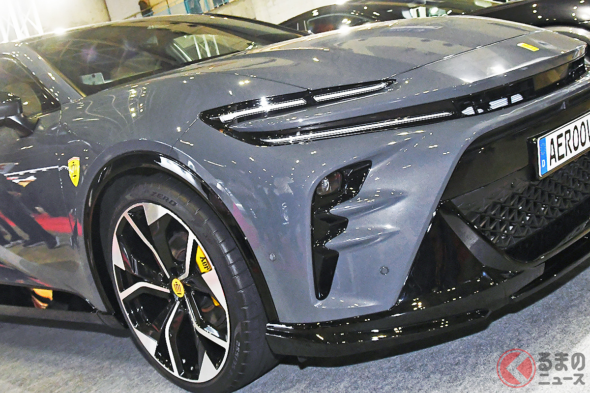 黄色い「エンブレム」が映える!